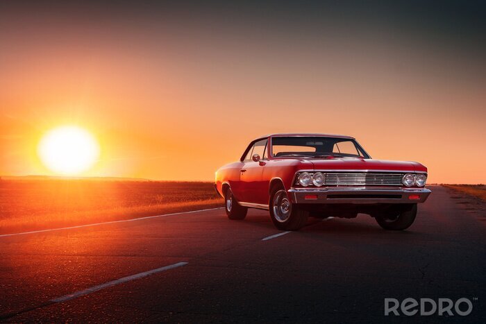 Fototapete Rotes Auto bei Sonnenuntergang