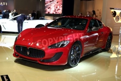 Fototapete Rotes Auto Maserati auf der Messe