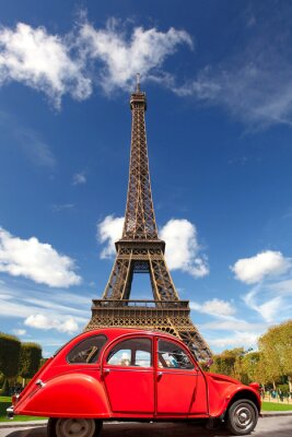 Rotes Auto vor dem Hintergrund des Eiffelturms