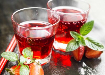 Fototapete Rotes Getränk aus Erdbeeren