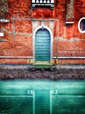 Fototapete Rotes Haus am azurblauen Wasser