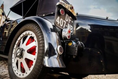 Fototapete Rückseite eines schwarzen Oldtimers