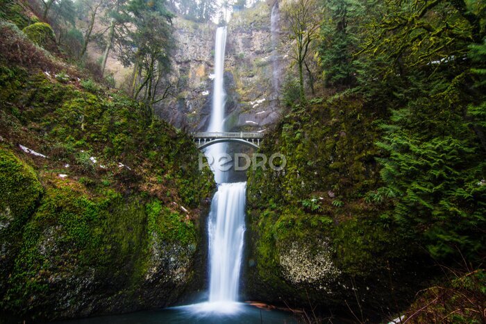 Fototapete Ruhige Landschaft mit einem kleinen Wasserfall
