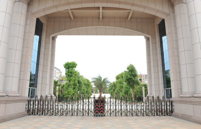 Fototapete Säulen bei exotischem Garten