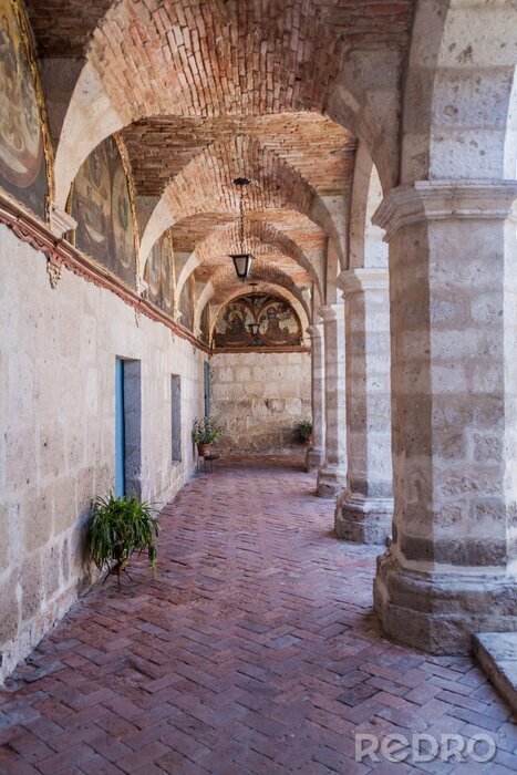 Fototapete Säulengang in altem Kloster