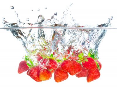 Fototapete Saftige Erdbeeren in Wasser eingetaucht