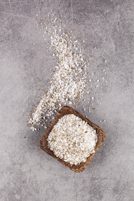 Fototapete Salz in einer Holzschüssel