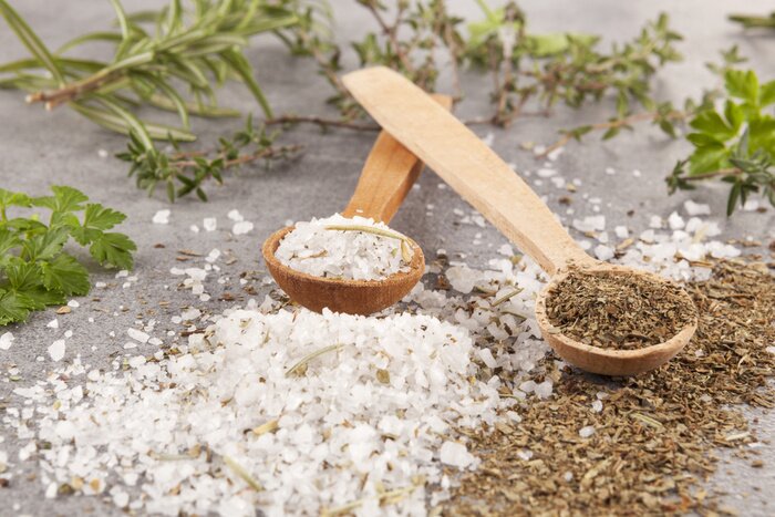 Fototapete Salz und Pfeffer in Holzlöffeln