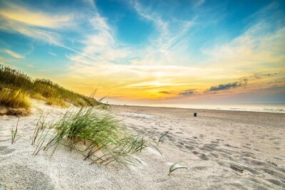 Fototapete Sanddünen gegen den Sonnenuntergang Licht am Strand in Nordpolen