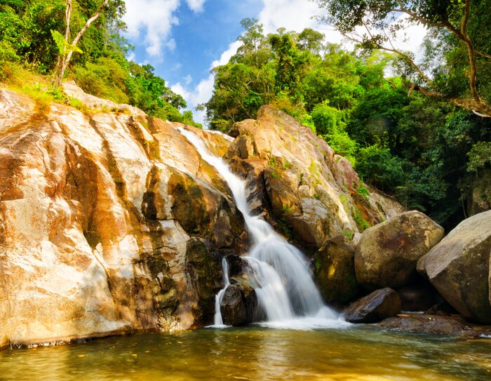 Fototapete Sanfter Wasserfall im Gebirge