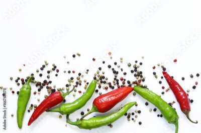 Fototapete Scharfe Paprika und Pfefferkörner auf weißem Hintergrund
