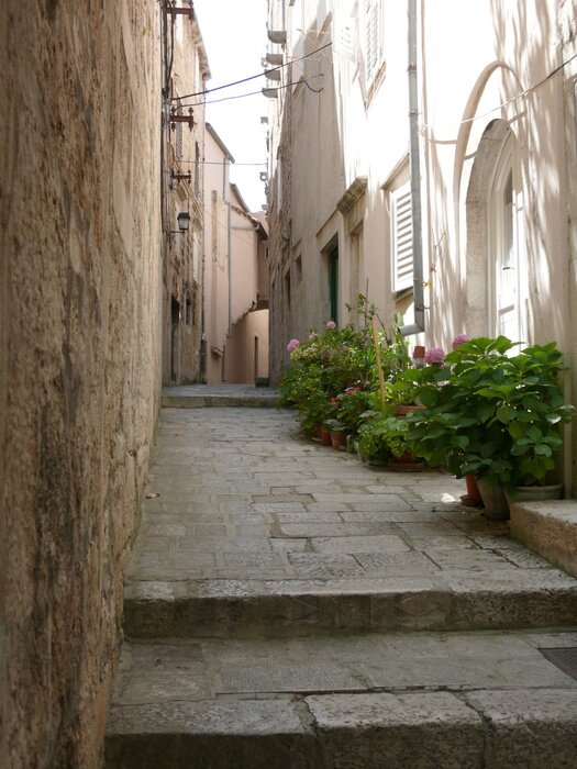 Fototapete Schattige Gasse mit Treppenstufen