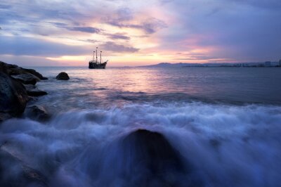 Schiff auf einem ruhigen Ozean