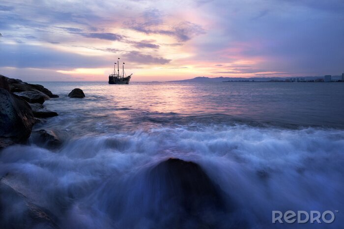 Fototapete Schiff auf einem ruhigen Ozean