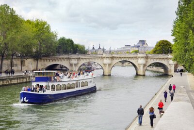 Fototapete Schiff auf Fluss in Paris