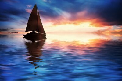 Schiff auf See vor Sonnenuntergang