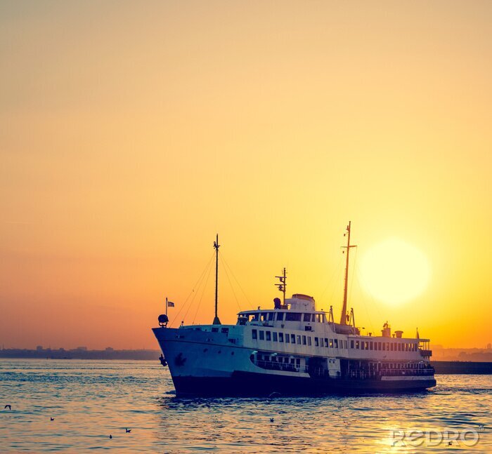 Fototapete Schiff bei Sonnenaufgang auf See