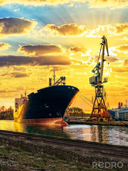 Fototapete Schiff beim Beladen bei Sonnenuntergang