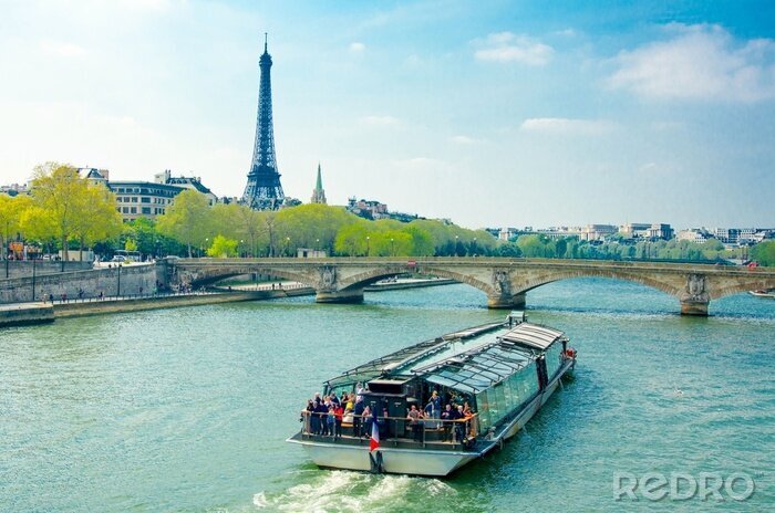 Fototapete Schiff mit Touristen auf Fluss in Paris
