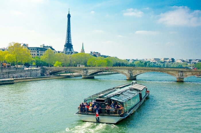 Fototapete Schiff mit Touristen auf Fluss in Paris