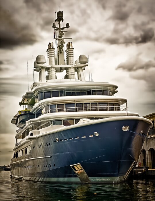 Fototapete Schiff vor dem Hintergrund des stürmischen Himmels