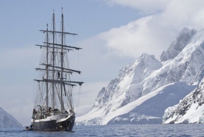 Fototapete Schiff vor dem Hintergrund schneebedeckter Berge