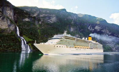 Fototapete Schiff zwischen Fjorden