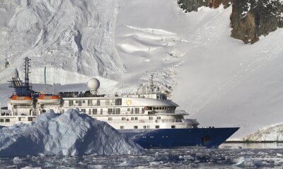 Schiff zwischen Gletschern