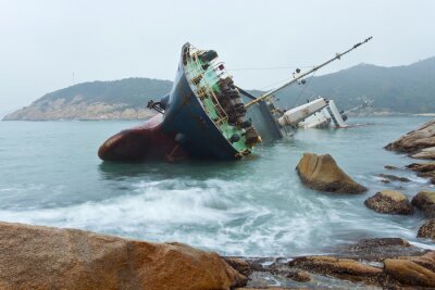 Fototapete Schiffbruch an einer felsigen Küste