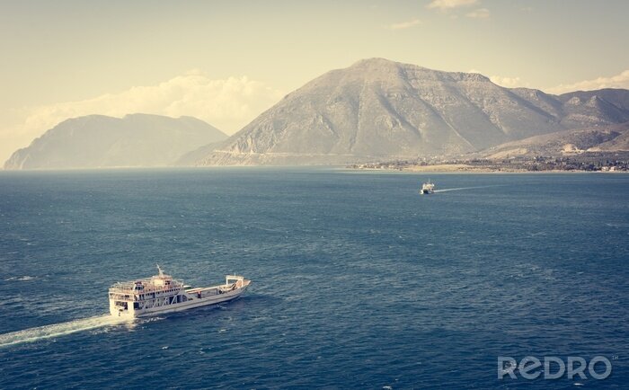 Fototapete Schiffe auf See fahren aufeinander zu