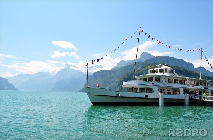 Fototapete Schiffsvertäung mit Bergen  im Hintergrund