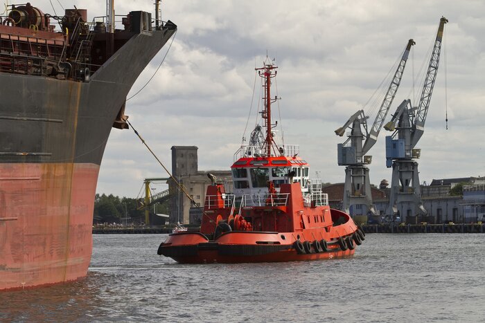 Fototapete Schlepper und das Schiff fahren in den Hafen