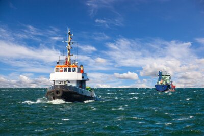 Schleppschiff auf See