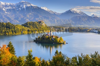 Fototapete Schloss am See in Gebirgen