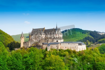 Fototapete Schloss inmitten von grünen Bergen