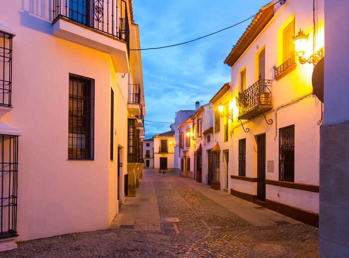 Fototapete Schmale gasse in der Abenddämmerung