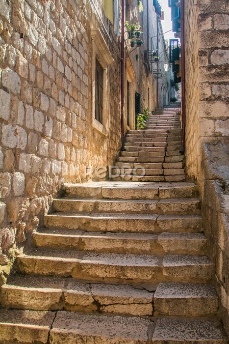 Fototapete Schmale Steinstraße mit Treppe in Kroatien