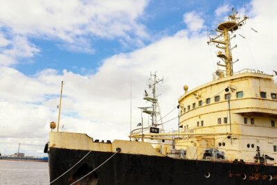 Fototapete Schnabel eines alten Schiffes in einem Hafen