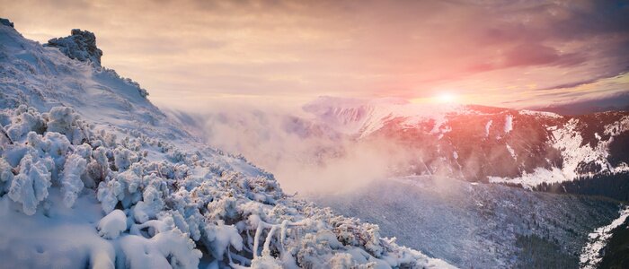 Fototapete Schneebedeckte Berge bei Sonnenaufgang