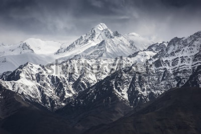 Fototapete Schneebedeckte Berge in dunklen Farben