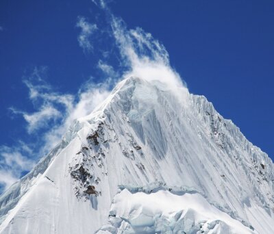 Fototapete Schneebedeckter Berggipfel im Wind