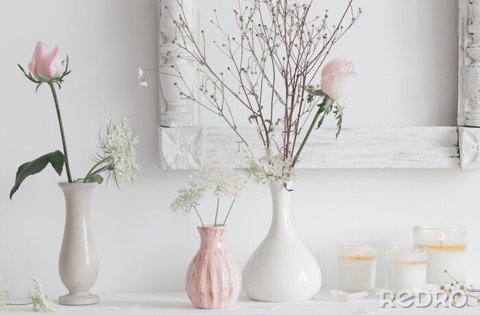 Fototapete Schöne Blumen in weißen Vasen