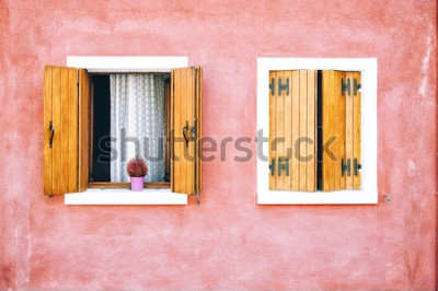 Fototapete Schöne bunte Hausfassade auf Burano-Insel, Norditalien. Rote zwei Fenster mit hölzernen Fensterläden