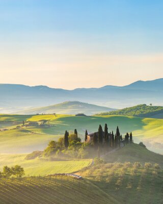 Schöne nebelige Landschaft in der Toskana, Italien