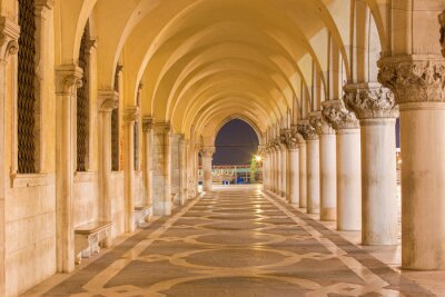 Schöne Säulen in Venedig