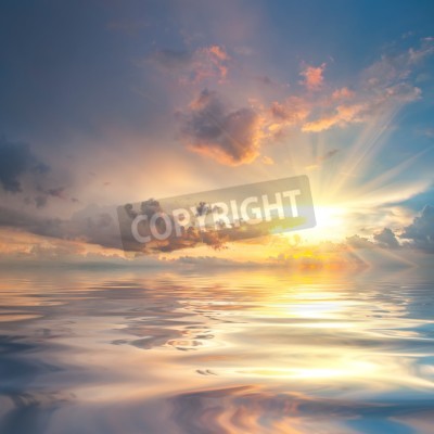 Fototapete Schöne Sonnenuntergang über Meer mit Reflexion im Wasser, majestätische Wolken am Himmel