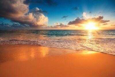 Schöner Sonnenaufgang am Strand