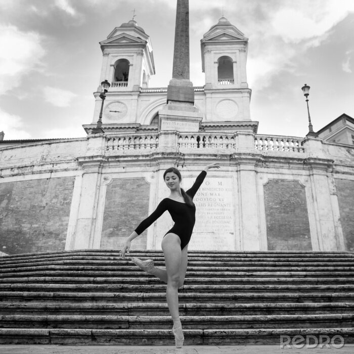 Fototapete Schwarz-weiße Ballerina auf Treppen
