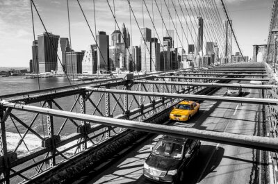 Fototapete Schwarz-weiße Brooklyn Bridge mit gelbem Fahrzeug