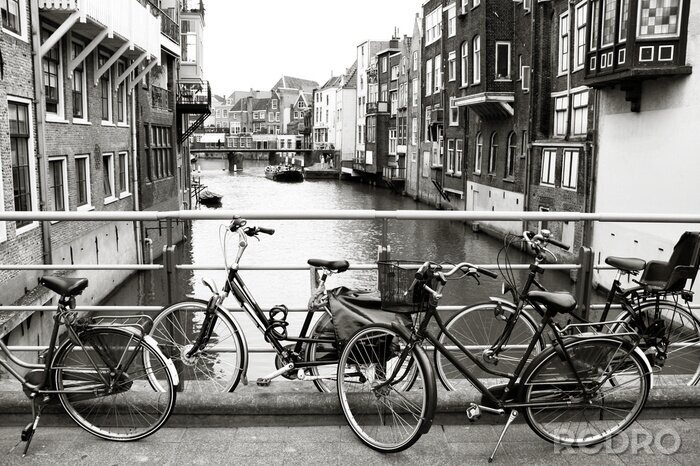 Fototapete Schwarz-weiße Brücke mit Fahrrädern